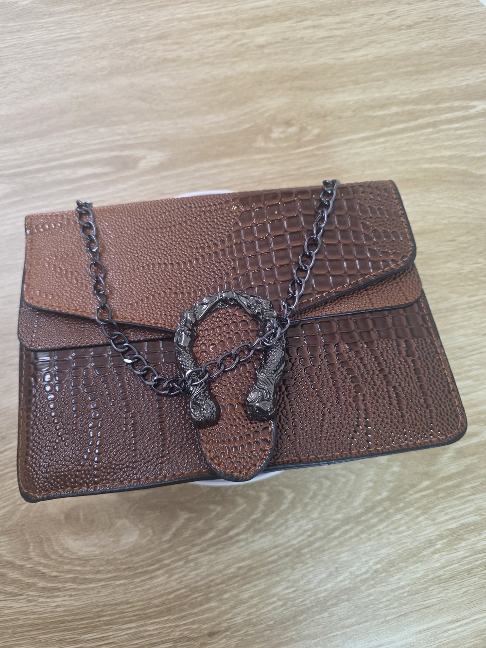 Croc-Texture Brown Crossbody Bag with Decorative Chain